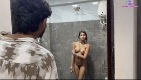 While cleaning, the servant saw his mistress taking a bath in the bathroom. The mistress called the servant to the bathroom and had sex with him.