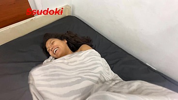 Mi mejor amiga quiso salir disfraza desnuda de fantasma y no llego a la fiesta, asi que le di su final feliz en mi cama