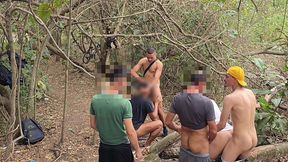 20 homens sao flagrados fazendo sexo em publico no mato