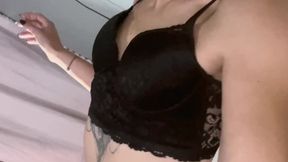 Lingerie sexy, lèvres rouges et cigarette = perfection