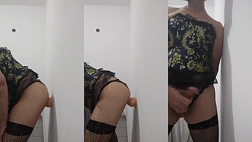Gozando com o brinquedinho.