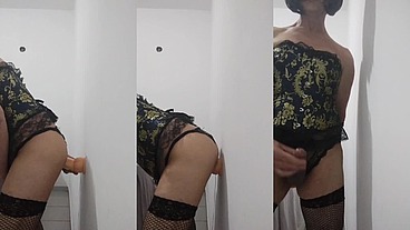 Gozando com o brinquedinho.