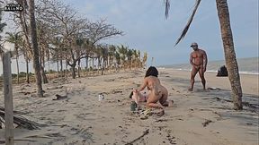 DUAS GOROTAS LESBICAS BRICANDO NA PRAIA FORAM APANHADAS POR UM TURISTA E TIVERAM SEUS CUZINHOS FUDIDOS