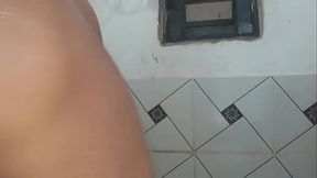 Flakael dos olhos verde loirinho batendo uma no banheiro