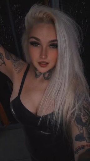 100% latex, 100% ondeugend... 🖤 Durf jij op de link te klikken? 😏