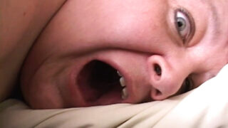 身材丰满、胸部丰满的熟女被兄弟猛操屁股