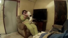 Pongo a cuatro patas a la gorda mientras juego con el móvil en su espalda y me la follo duro