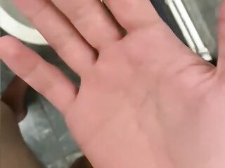 Парень писает и текёт