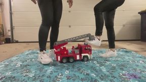 Sneaker-Girl Clara & Vivien - Fire Toy Truck Crush