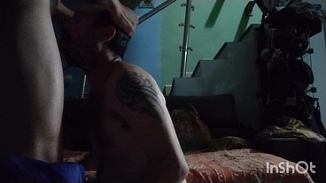 Transando com o novinho gostoso. Sando e comendo o puto a meia luz.