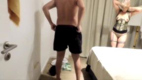 llego el cornudo y agarro a la puta de la esposa cojiendo con uno de sus machos