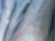 Mujer sexy se masturba en el baño público!