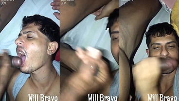 Grindr Cruising - abri o aplicativo e encontrei o NegoDot23. Mamei a pica dele e ele ficou em transe com tesão