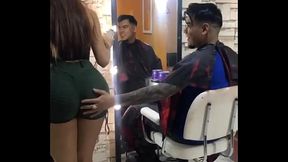 NECESITABA UN CORTE DE CABELLO Y FUI CON LA CHICA QUE ME GUSTA Y CUANDO LA VI ME PUSE SUPER ERECTO PORQUE ME RECIBIO CON UNA ROPA SUPER AJUSTADA QUE LE MARCABAN SUS TETAS Y SU RICO CULO POR LO QUE ME DIO GANAS DE PENETRARLA HASTA DEJARLA LLENA DE SEMEN