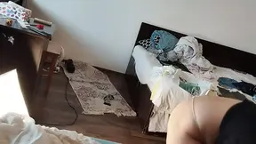 Sexy wife doing housework naked. Cum on wife's big ass. Hot foreplay with a couple, massage with oil s