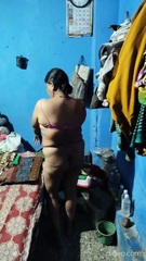 Vandana kapde utarte hue
