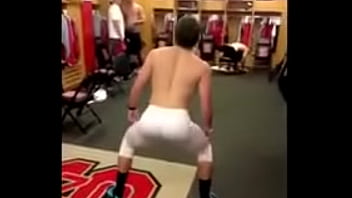 Gatinho dan&ccedil_ando Twerk no vesti&aacute_rio.