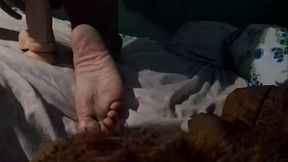 Monica brincando sentando no consolo gigante