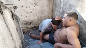 botando ate as bolas no cu da lesbica na escada 100% anal