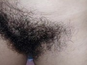 Femme amateur se masturbe avec ses doigts. Poils de chatte latina sexy, gros seins