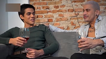 ARROMBANDO O CUZINHO APERTADINHO DO FILHO DO CHEFE.