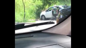 Novinho dando uma mijada no estacionamento do trabalho