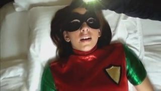 Cosplayers de Batgirl y Robin atadas y obligadas al orgasmo por villanas lesbianas