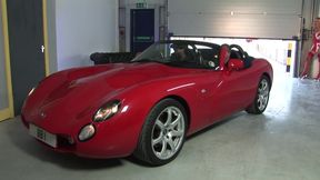 Mature MILF fucked on Ferrari