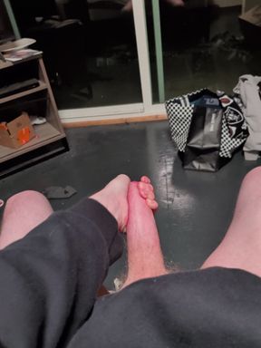 Amateur dude jerks off to big cock