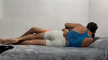 Este cabron me succionaba el culo como si me quisiera sacar los órganos por atrás, la pasé muy bien