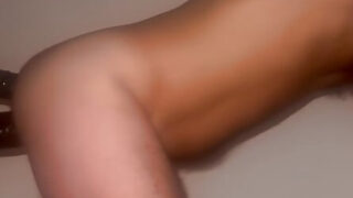 Bareback, poilu, double pénétration, première fois – film solo fait maison d'une fille amateur gay se masturbant avec un gode