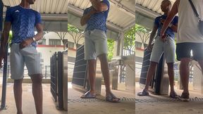 exibindo minha rola na catraca da estacao