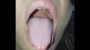 Esposa puta engasgando com neg&atilde_o 4