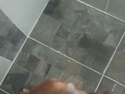 Me hago una paja en el baño al despertarme