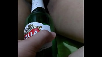 Esposa b. ni siente la botella adentro de ella