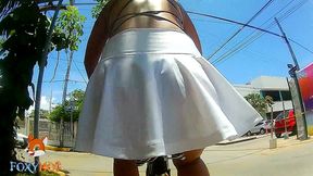 viajando en bicicleta por la playa, exhibiendome con falda cortita mostrando la tanga, un tipo me habla y me invita a su hotel, me da su numero para contactarlo