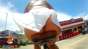 viajando en bicicleta por la playa, exhibiendome con falda cortita mostrando la tanga, un tipo me habla y me invita a su hotel, me da su numero para contactarlo
