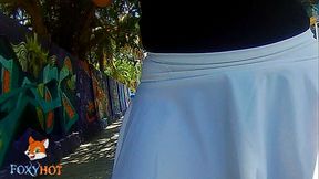viajando en bicicleta por la playa, exhibiendome con falda cortita mostrando la tanga, un tipo me habla y me invita a su hotel, me da su numero para contactarlo