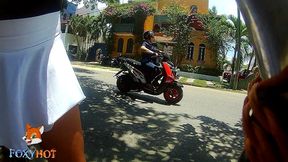 viajando en bicicleta por la playa, exhibiendome con falda cortita mostrando la tanga, un tipo me habla y me invita a su hotel, me da su numero para contactarlo