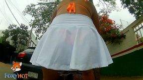 viajando en bicicleta por la playa, exhibiendome con falda cortita mostrando la tanga, un tipo me habla y me invita a su hotel, me da su numero para contactarlo