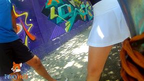 viajando en bicicleta por la playa, exhibiendome con falda cortita mostrando la tanga, un tipo me habla y me invita a su hotel, me da su numero para contactarlo