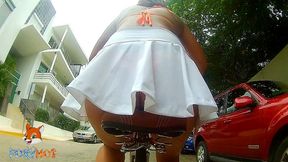 viajando en bicicleta por la playa, exhibiendome con falda cortita mostrando la tanga, un tipo me habla y me invita a su hotel, me da su numero para contactarlo