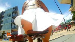 viajando en bicicleta por la playa, exhibiendome con falda cortita mostrando la tanga, un tipo me habla y me invita a su hotel, me da su numero para contactarlo
