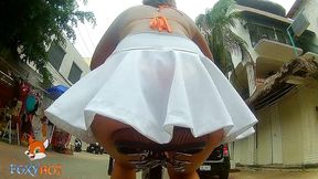 viajando en bicicleta por la playa, exhibiendome con falda cortita mostrando la tanga, un tipo me habla y me invita a su hotel, me da su numero para contactarlo