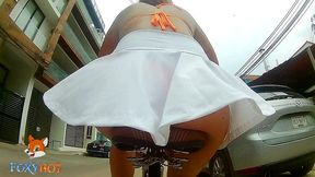 viajando en bicicleta por la playa, exhibiendome con falda cortita mostrando la tanga, un tipo me habla y me invita a su hotel, me da su numero para contactarlo