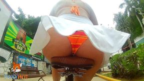 viajando en bicicleta por la playa, exhibiendome con falda cortita mostrando la tanga, un tipo me habla y me invita a su hotel, me da su numero para contactarlo