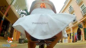 viajando en bicicleta por la playa, exhibiendome con falda cortita mostrando la tanga, un tipo me habla y me invita a su hotel, me da su numero para contactarlo