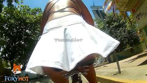 viajando en bicicleta por la playa, exhibiendome con falda cortita mostrando la tanga, un tipo me habla y me invita a su hotel, me da su numero para contactarlo
