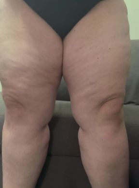 Fat chub shakes his ass