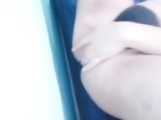 Disfrutando por primera vez un dildo